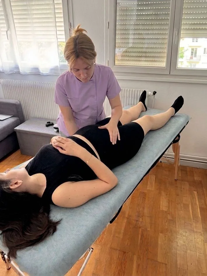 Emeline Le Guilloux réalisant une séance d'ostéopathie.
