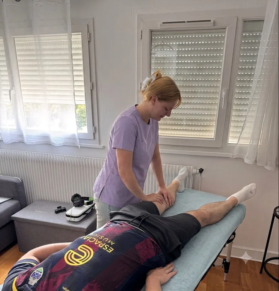 Séance d'ostéopathie du membre inférieur sur un patient sportif.